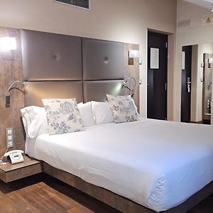 Zimmer mit Kingsize-Bett